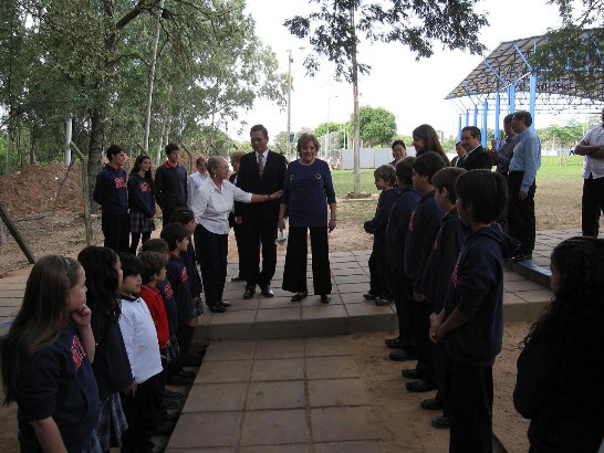 2010.06.15 El Embajador Lien-sheng Huang y la Primera Dama visitan varias huertas escolares