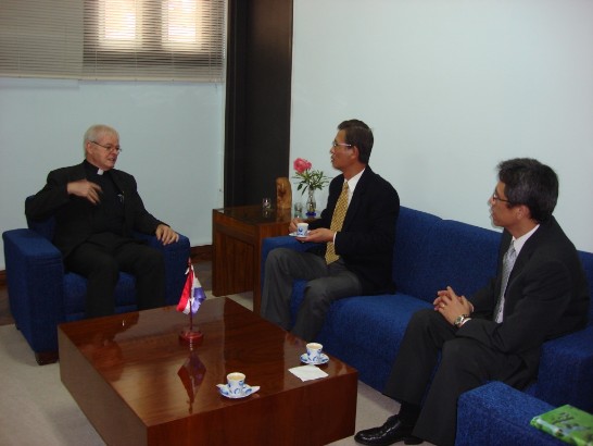 El Embajador Lien-sheng Huang y el Rector de la Universidad Catolica de Asuncion, Michel Gibaud,conversan en la Universidad