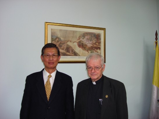 2010.02.16 El Embajador Lien-sheng Huang y el Rector de la Universidad Catolica de Asuncion en la Universidad