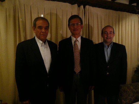 2010.06.16 El Sr. Antonio Vierci(primero a la izquierda), el Embajador Lien-sheng Huang y el Sr. Alejandro Peralta, Director de Multimedios en la cena