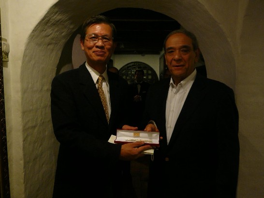 2010.06.16 Antonio Vierci entrega un obsequio al Embajador Lien-sheng Huang en la cena