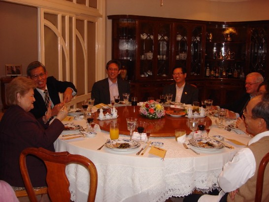 2010.05.27 El Embajador invita al Rector de la Univ. Catolica de Asuncion Dr.Michel Gibaud y la Vice Rectora Academica Dra. Carmen Quintana a una cena