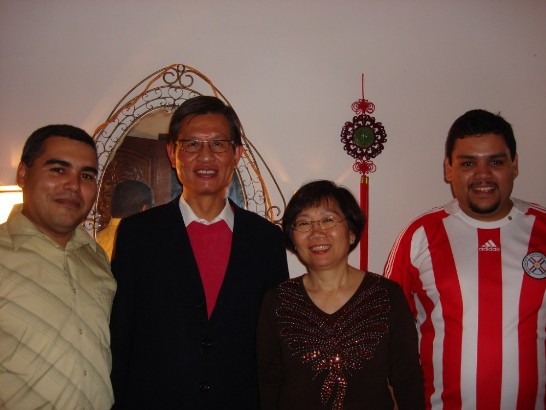 2010.06.24Fernando Basualdo de la Universidad Tecnologica Intercontinental invita al Embajador Lien-sheng Huang y Sra Cristina a una cena en su residencia