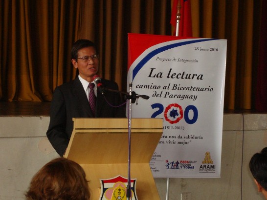 2010.06.25Embajador Lien-sheng Huang y Sra Cristina participan de la Feria de libros en el Colegio Chiang Kai Shek