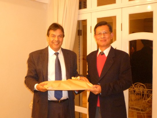 2010.06.28 Embajador Lien-sheng Huang ofrece una cena al Director General de la Fiscalia, Ruben Candia Amarilla