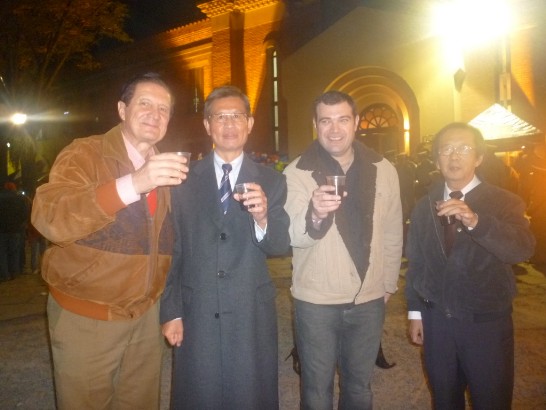 Embajador Lien-sheng Huang brinda con el Director de Migraciones del Paraguay