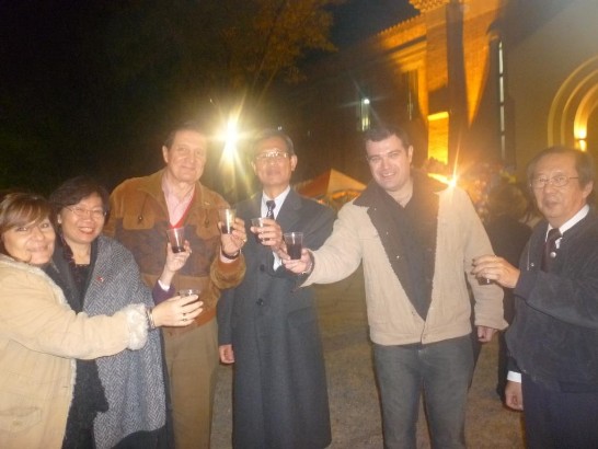 Embajador Lien-sheng Huang y Sra brindan con el Director de Migraciones del Paraguay