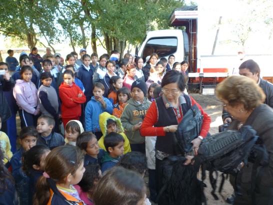 2010.06.07La Primera Dama Sra. Mercedes Lugo de Maidana y la Sra. Cristina de Huang visitan a escolares del Chaco