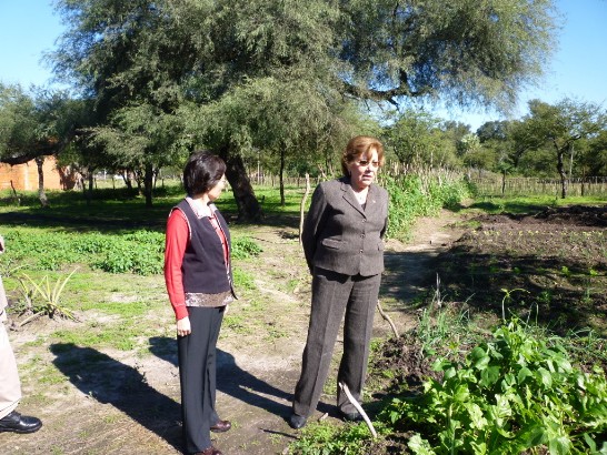 2010.06.07La Primera Dama Sra. Mercedes Lugo de Maidana y la Sra. Cristina de Huang visitan a escolares del Chaco
