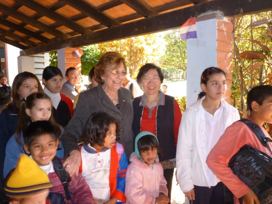 2010.06.07La Primera Dama Sra. Mercedes Lugo de Maidana y la Sra. Cristina de Huang visitan a escolares del Chaco