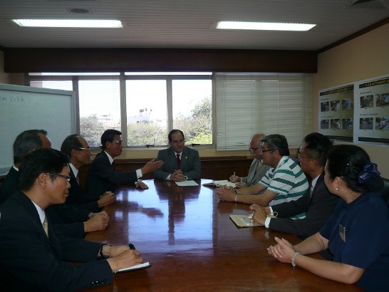 2011.01.12 El Intendente de Asuncion, Arnaldo Samaniego se reune con el Embajador Lien-sheng Huang y comitiva en su despacho
