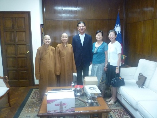2011.01.11 Embajador Lien-sheng Huang con Maestra Budista de San Paulo, Brasil y acompanantes en el despacho del embajador