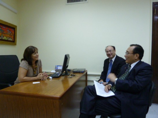 Visita de cortesía de Sr. Embajador Liu con Directora de Última Hora Sra. Miriam Morán