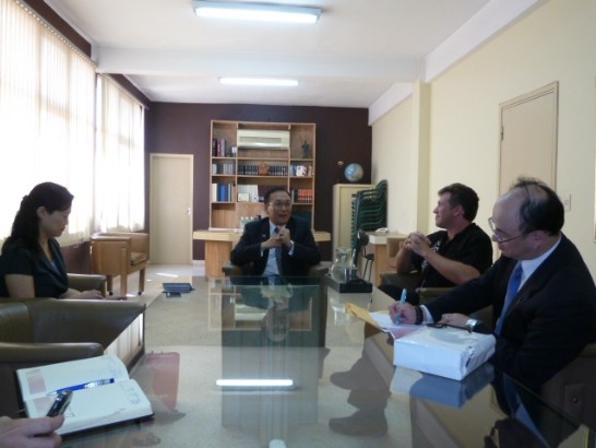 Visita de cortesía de Sr. Embajador Liu con Director de La Nación Alejandro Domínguez