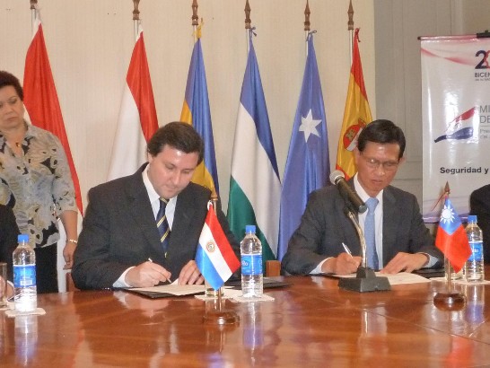 2010.09.30 費里索拉部長與黃大使共同簽署合作案