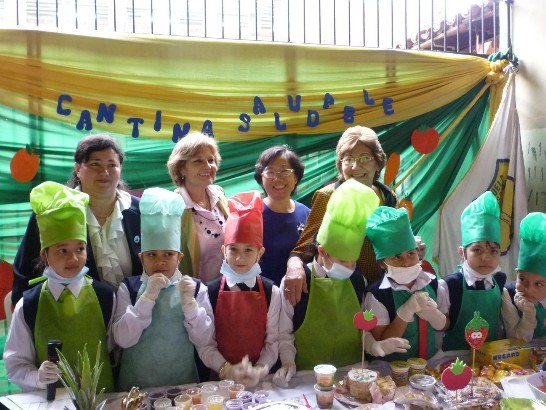 2010.10.22黃大使聯昇夫人與巴拉圭第一夫人視察校園菜圃成果