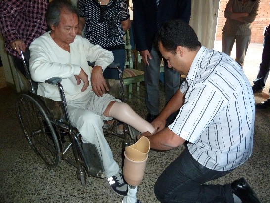 2010.11.11 迪安達公司人員為Alberto de Luque安裝義肢