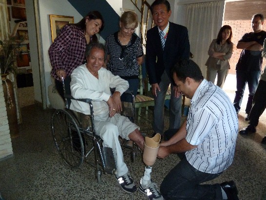 2010.11.11 黃大使及迪安達公司人員檢視義肢安裝情形