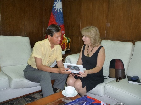 黃大使向巴拉圭慈善組織HUNETC (Asociación Hay Un Niño En Tu Camino)創辦人Ana Maria Hernández解說電腦特色