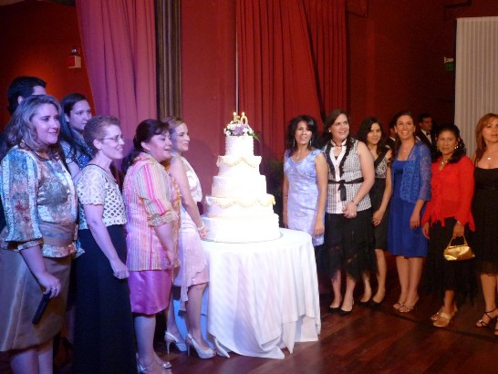 2010.10.28 巴拉圭分會全體工作人員切蛋糕。
