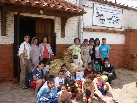 婦聯會巴拉圭分會會員與Hogar San Vicente孤兒院院童合影