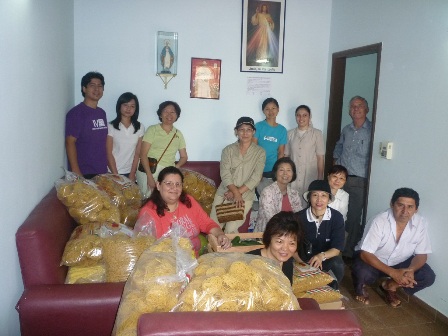 婦聯會巴拉圭分會會員與Hogar San Vicengte愛滋病童之家負責人合影