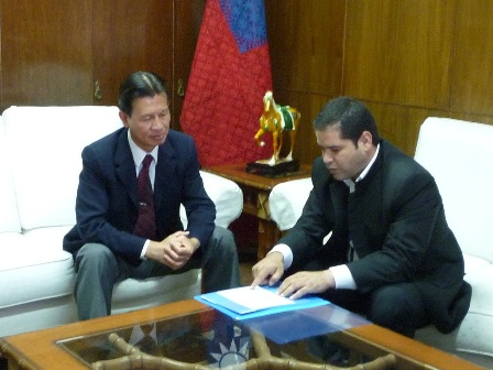 巴拉圭北部Concepción市市長當選人Alejandro Tati Urbieta向黃大使說明該市地理環境及未來市政建設規劃。