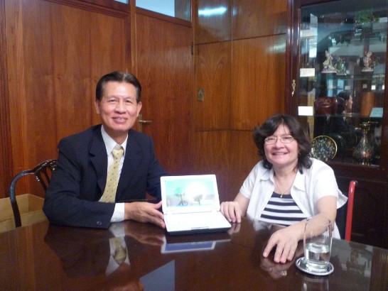 2010.12.09 巴拉圭多發性硬化症患者基金會主席泰瑞莎拜會黃大使聯昇 感謝協助