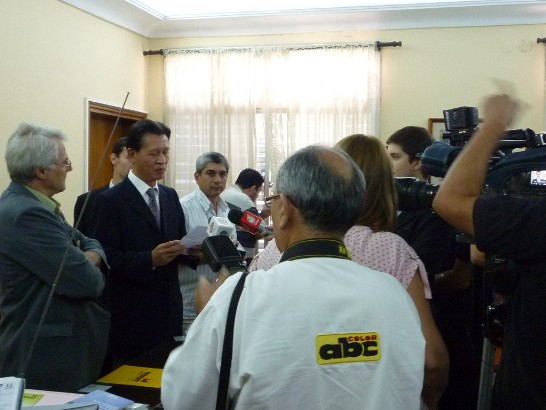 2010.12.16 黃大使聯昇接受媒體記者現場採訪