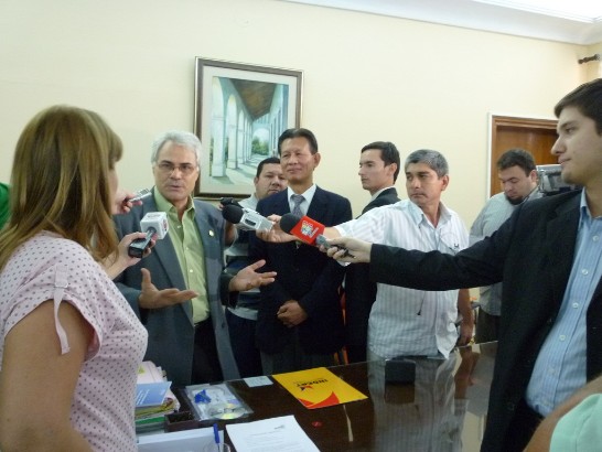 2010.12.16 巴拉圭國家鄉村暨土地發展局局長Eugenio Salvador Alonso接受媒體記者現場採訪