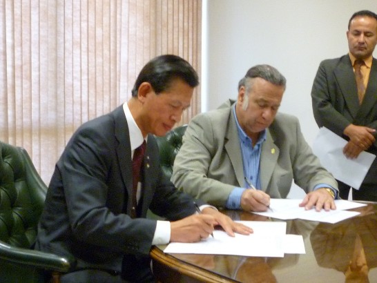 2010.12.17 黃大使聯昇與巴國參議院議長龔薩雷斯(Oscar Alberto González Daher) 簽署「視聽系統計畫」合作議事錄