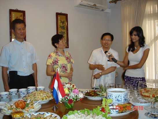 黃大使、大使夫人、新參處朱參事盛鴻（左起）向媒體介紹每道菜餚代表的意義