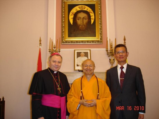 黃大使、心定和尚及Ariotti大使於教宗本篤十六世照片前合影