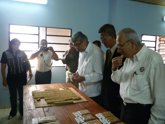 盧戈總統、黃大使及瑞巴斯部長試吃芝麻糖