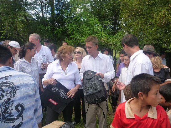 2010.03.26第一夫人梅西德絲盧戈與黃大使發放學用品後合影