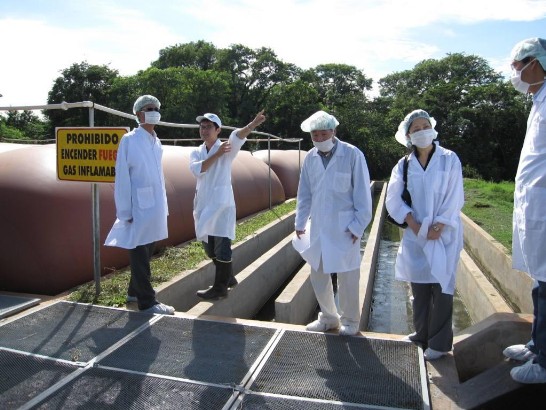 黃大使視察養豬中心沼氣工程