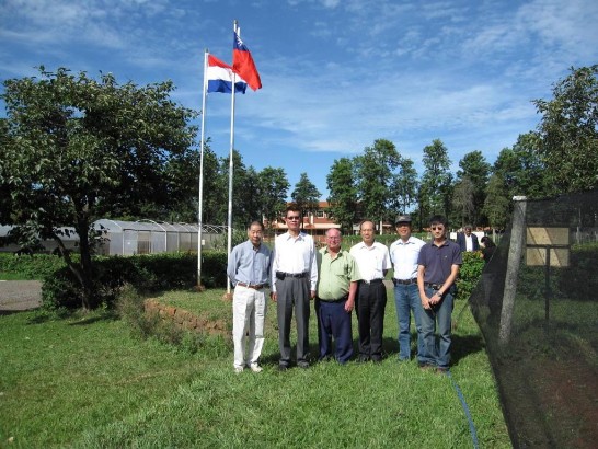 黃大使、王參事及亞大教授合影於蔬菜產銷中心