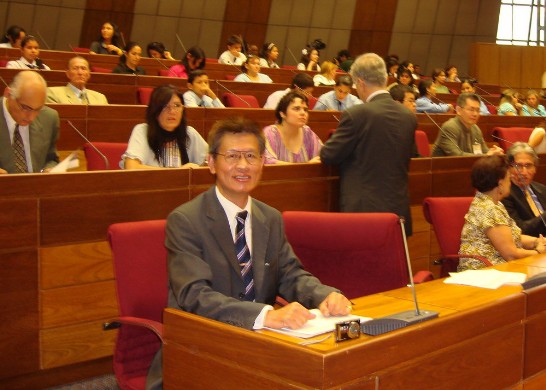 黃大使參加國際詩人大會開幕式