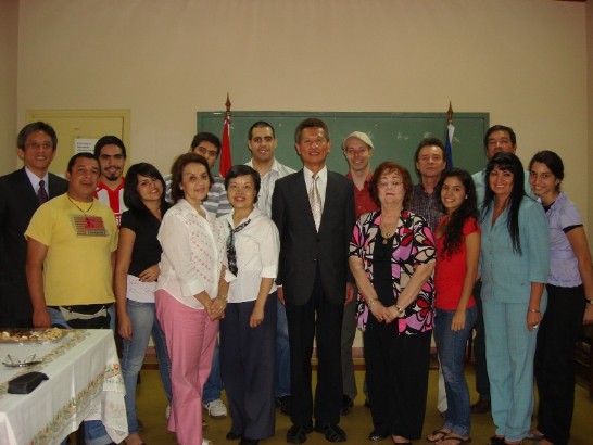 2010.04.15駐巴拉圭黃大使聯昇主持亞松森大學中文班開課典禮。