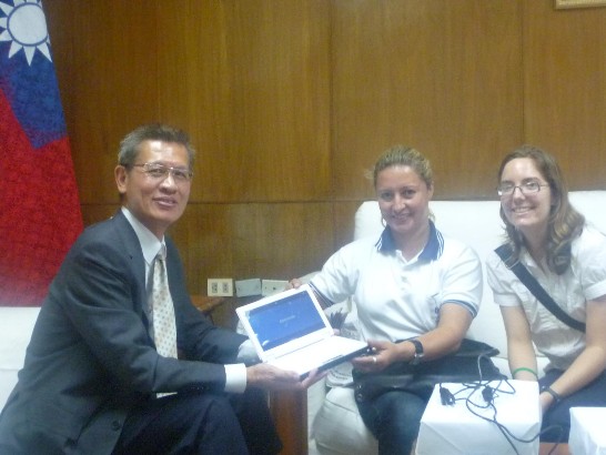 2010.04.10駐巴拉圭黃大使聯昇贈送巴國第38號小學筆電及教科書