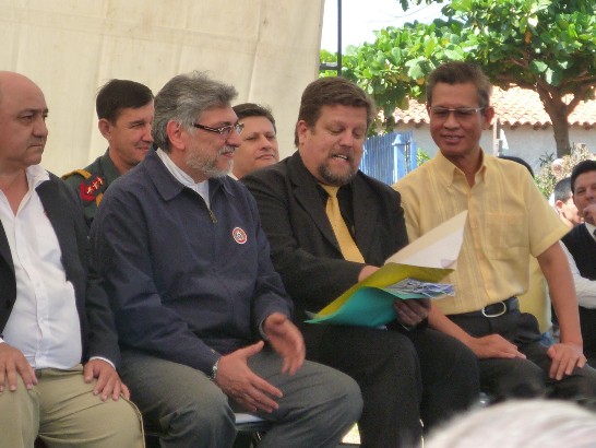 2010.04.16盧戈總統、Rolón主席及黃大使合影。