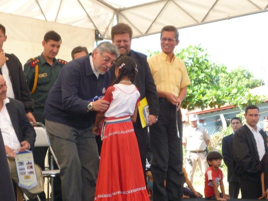 2010.04.16盧戈總統接受小朋友獻禮。