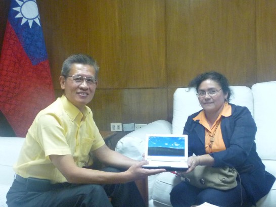 2010.04.16黃大使與Gómez校長合影