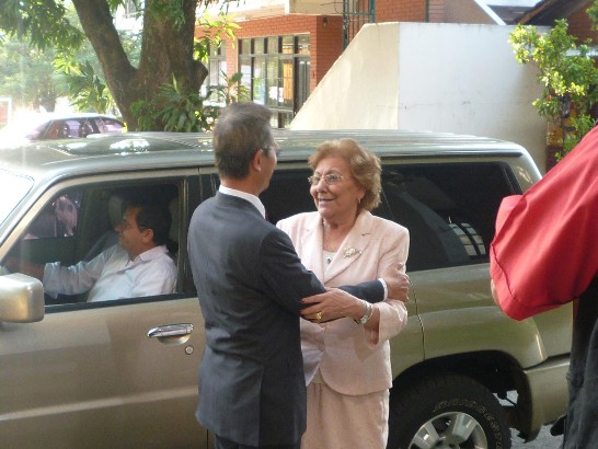 黃大使迎接巴國第一夫人。