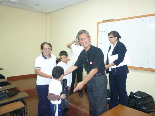 2010.04.22黃大使致贈巴國學童學用品。