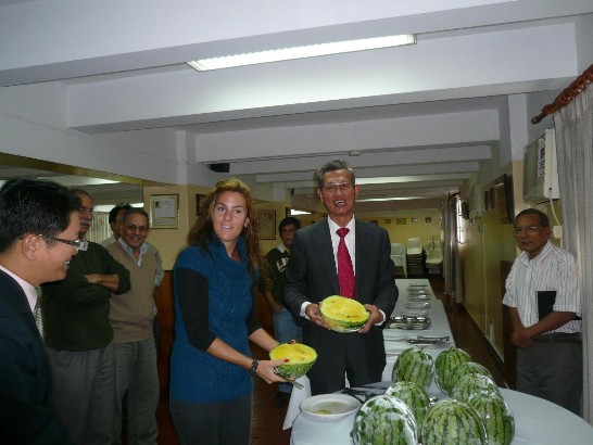 2010.04.23 黃大使與ABC彩色報副社長Natalia Zucolillo切瓜展示。