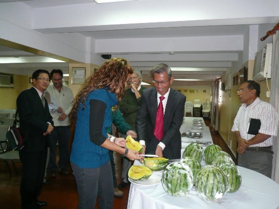 2010.04.23黃大使與ABC彩色報副社長Natalia Zucolillo切瓜展示。