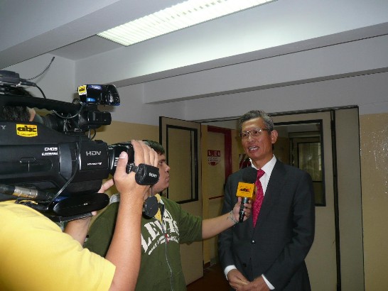 2010.04.23黃大使接受ABC彩色報記者採訪。
