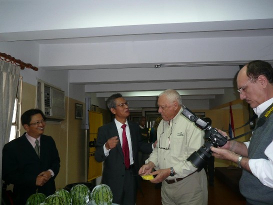 2010.04.23黃大使向ABC彩色報社長Aldo Zucolillo介紹西瓜。