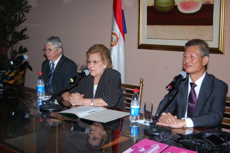 黃大使聯昇與與第一夫人Mercedes Lugo de Maidana 合贈學生文具包